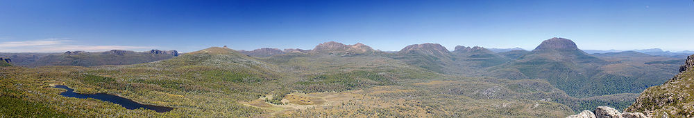 Panorámica desde el monte Oakleigh, en el Parque Nacional Cradle Mountain-Lake St. Clair, en el centro de Tasmania, zona bajo el clima oceánico subpolar.
