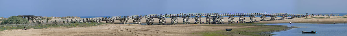 Puente de madera que une Punta del Caimán con la Playa de las Gaviotas, en Isla Cristina, provincia de Huelva.