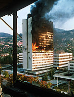 Parlamento de Bosnia y Herzegovina ardiendo durante las Guerras Yugoslavas