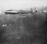 Avión bombardero australiano Avro Lincoln bombardeando objetivos comunistas en la jungla malaya. Alrededor de 1950