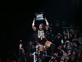 CM Punk con el maletín del Money in the Bank de WrestleMania XXIV en 2008.