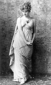 Mary Anderson interpretando a Parthenia en la obra Ingomar the Barbarian (1883).
