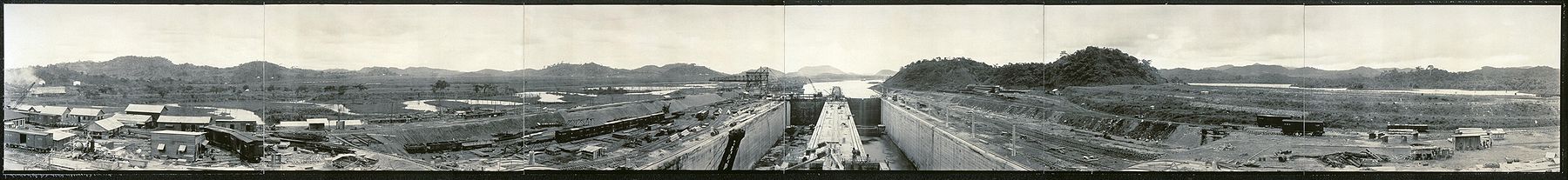 Vista panorámica de las Esclusas de Miraflores a punto de ser terminadas en 1914.
