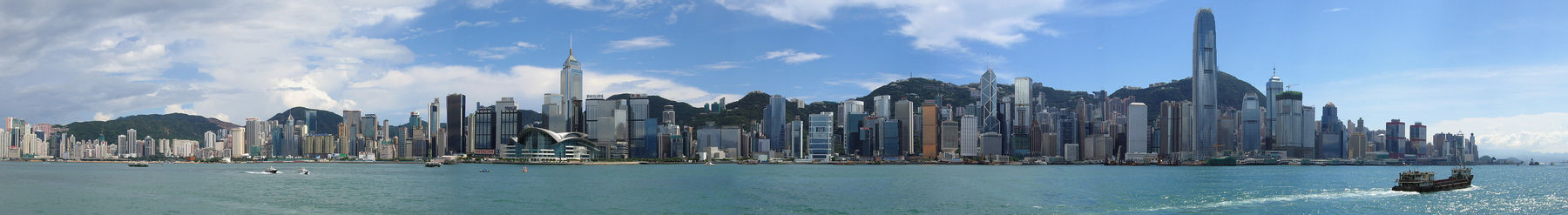 Vista panorámica de Hong Kong desde la bahía.