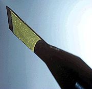 Un escalpelo de diamante, que consiste en una hoja de diamante amarillo unida a un soporte en forma de lápiz
