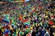 Aficionados de Sudáfrica apoyando a su equipo en el partido inaugural del torneo.