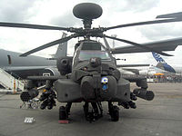 Helicóptero de ataque AH-64 Apache, con cohetes y misiles en  los 4 soportes de las alas.