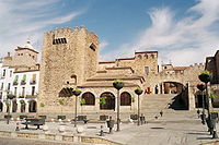 Torre de Bujaco, ermita de la Paz y Arco de la Estrella, vistos desde la Plaza Mayor