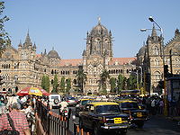 La estación Chhatrapati Shivaji, en Bombay, es un claro ejemplo de la mezcla entre la arquitectura europea e india. Fue declarada patrimonio de la humanidad en 2004.[149] 
