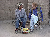 Mario Rabey (derecha), en abril del 2000, junto a  su amigo Don Héctor Alancay. En el puesto de Cerro Azul (Barrancas), Jujuy, Argentina.