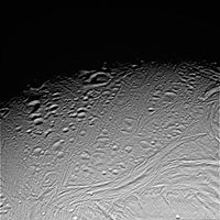 Figura 2a: Cráteres deformados, Cassini, 17 de febrero de 2005.