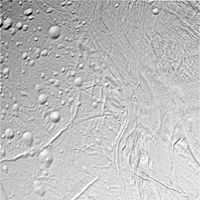 Figura 2d: Samarkand Sulci, en Encélado.  Imagen de Cassini, 17 de febrero de 2005.