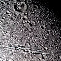 Figura 2c: Imagen de color falso, en la cual se pueden apreciar características tectónicas y degradación de cráteres.  Imagen de 'Cassini, 9 de marzo de 2005.