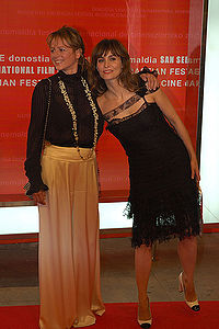 La actriz (izquierda) con Ana Risueño en el Festival Internacional de Cine de San Sebastián (2006)