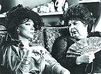 Betiana Blum y Clotilde Borella en "Esperando la carroza" (1985).