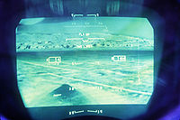 Imagen IR del contenedor de navegación LANTIRN en el HUD de un F-15E.