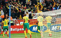 Siphiwe Tshabalala celebra su gol recién anotado, el primero del campeonato.