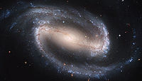 Galaxia espiral barrada fotografiada por el telescopio Hubble