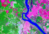 Imagen satelital de la mancha urbana de Guayaramerín ubicado al sur del río Mamoré y Guajara-mirim al norte