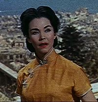 Jennifer Jones como una doctora euroasiática en La colina del adiós (1955)