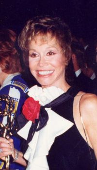Mary Tyler Moore en la entrega de los premios Emmy de 1993.