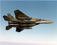 Prototipo del F-15E con carga completa de bombas.
