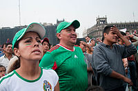 Gente en la Ciudad de México tras el gol de Tshabalala en el partido contra Sudáfrica.