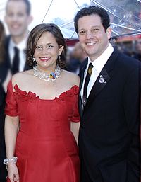 Michael Giacchino con su hermana en los premios Óscar de 2010.