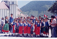 Niños en Oxapampa con trajes típicos tiroleses.
