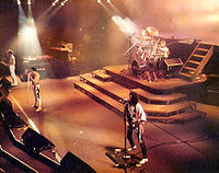 Queen en vivo durante el The Works Tour.