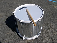 Uno de los muchos instrumentos de percusión de una batería de la escuela de samba, el subcultura .