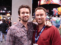 Rob McElhenney (izquierda) posando con un fan en la Comic-Con San Diego, California, julio de 26 de  2008.