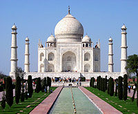 El Taj Mahal en Agra fue construido por Shah Jahan para su esposa Mumtaz Mahal. Fue declarado Patrimonio de la humanidad por la UNESCO.[148] 