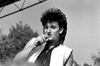 Bono en el concierto realizado en Kalvoya Festival, Oslo, Noruega (1983).