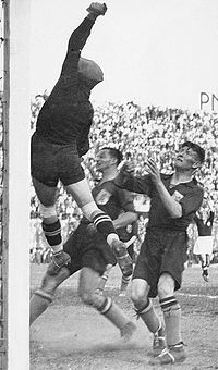 Zwitserse doelman in actie, Nederland-Zwitserland (2-3), WK 1934.jpg