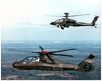 Un RAH-66 Comanche volando junto a un AH-64 Apache.