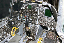 Cabina de un A-10A de diseño anterior a la cabina de cristal.