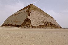 Pirámide acodada