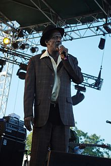 Gregory Isaacs SNWMF 2010 1 - on stage-2.jpg