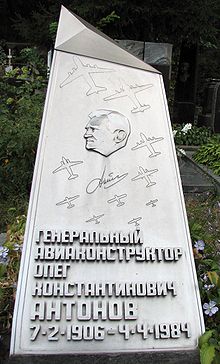 Oleg-antonov-grave.jpg