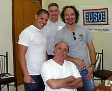 Theo Rossi (izquierda) con Dayton Callie (sentado) y Kim Coates (a la derecha) junto con un alguien desconocido durante USO.