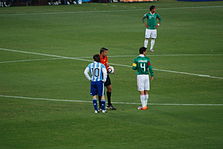 Messi y Márquez en el centro del campo.