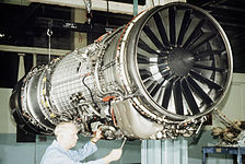 General Electric F110, ejemplo de turbofán de bajo índice de derivación, usado en aviones de combate.