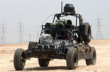 Vehículo de alta movilidad DPV utilizado por los SEALs en zonas desérticas.