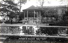 Parque de Bolívar-Quiosco & Espejo de Agua.JPG