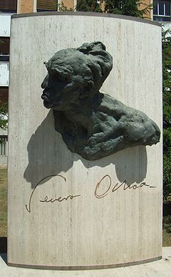 Severo Ochoa statue Madrid 3250.JPG