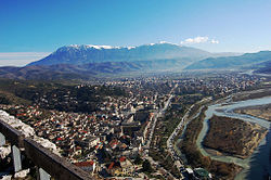 La ciudad de Berat y Tomorr en la distancia