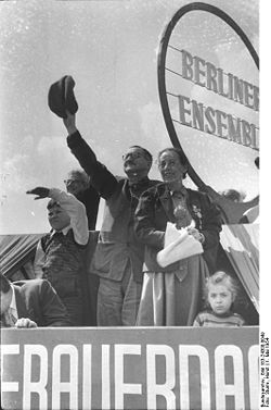 Bundesarchiv Bild 183-24300-0049, Bertolt Brecht und Helene Weigel am 1. Mai.jpg