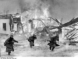 Bundesarchiv Bild 183-H26353, Norwegen, Kampf um ein brennendes Dorf.jpg