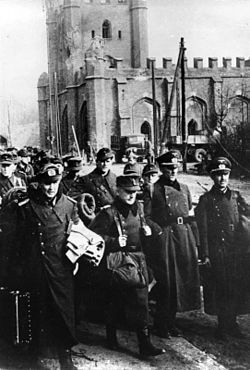 Bundesarchiv Bild 183-R94432, Königsberg, gefangene deutsche Offiziere.jpg